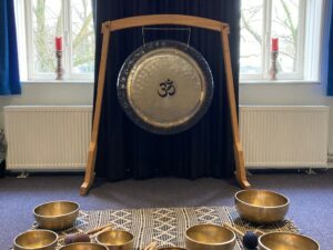 Mandira klankreis met gong en klankschalen bij Metaal Kathedraal op 26 juni 2025