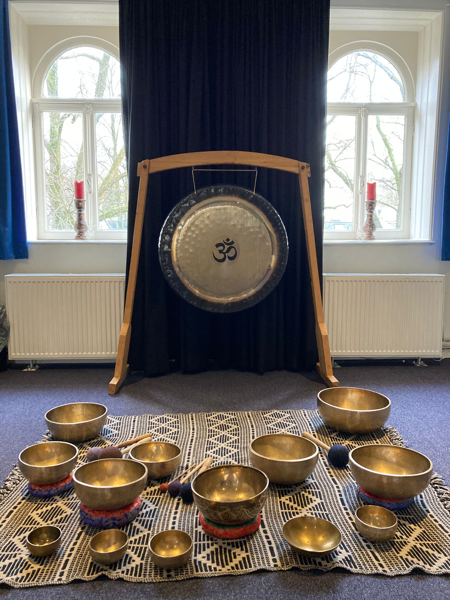 Mandira klankreis met gong en klankschalen bij Metaal Kathedraal op 26 juni 2025